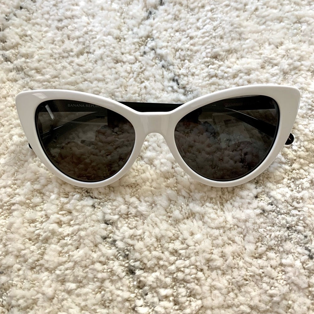 Banana Republic white & black cat eye sunglasses🕶